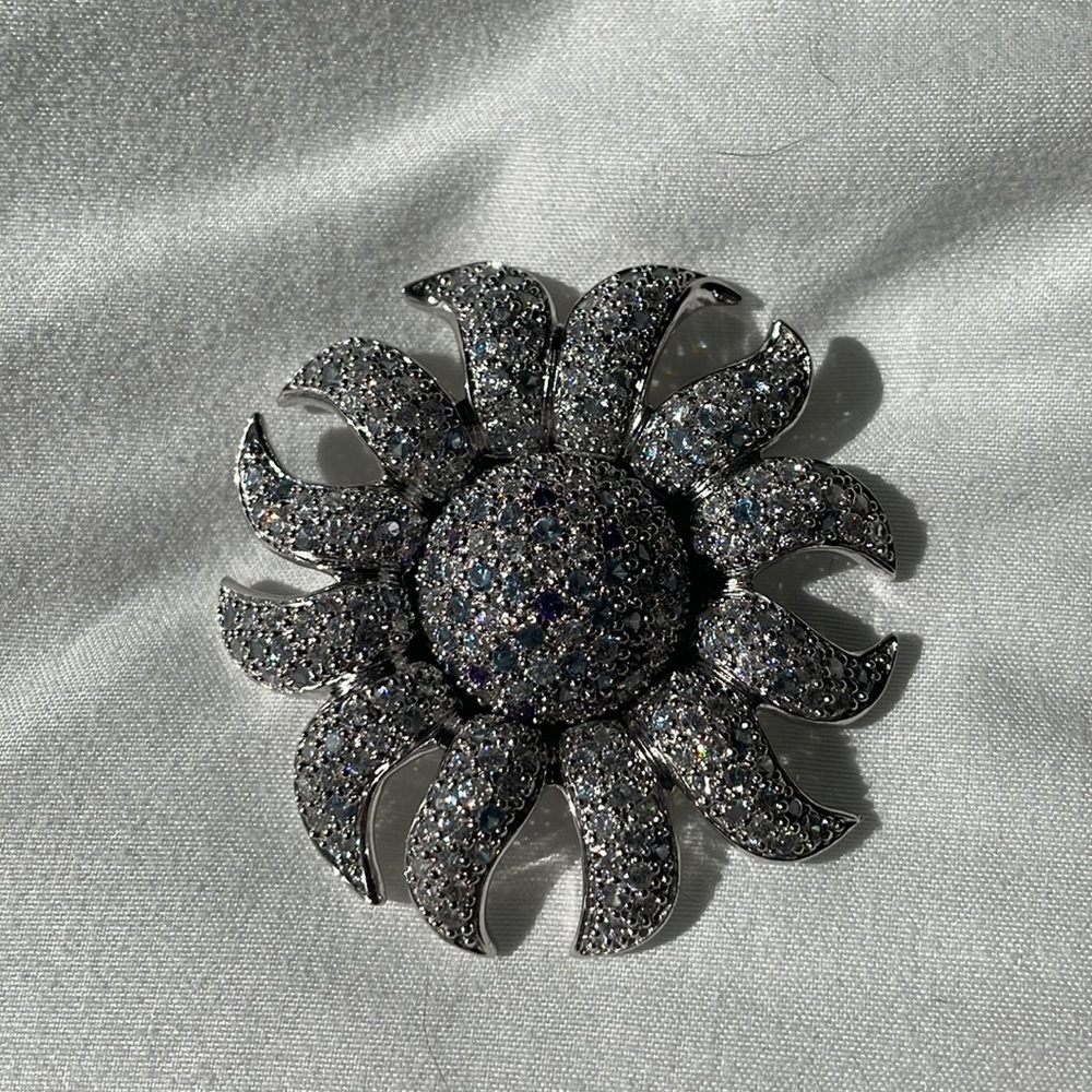 Gorgeous flower brooch/pendant